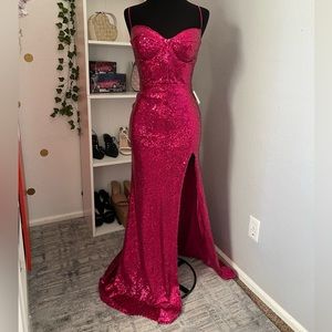 Prom/ night out dress. Originally 300. It’s brand new and was NEVER worn out.